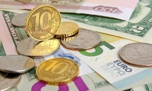 Курс евро впервые с августа упал ниже отметки 75 рублей