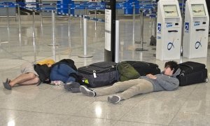 Подмосковные власти передумали штрафовать пассажиров за сидение на полу в аэропортах