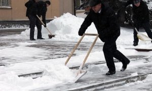 Иркутским чиновникам выдали лопаты и заставили чистить снег на улицах  