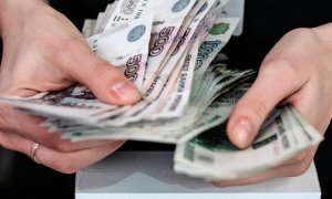 Почти половине российских семей денег хватает только на еду и одежду  