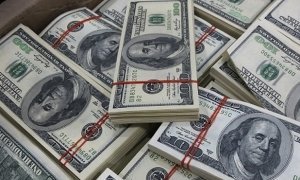 Официальный курс доллара вырос на 2 рубля на новостях о переговорах в Дохе