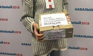 Депутат от «Единой России» подарил Навальному коробку зеленки после инцидента в Барнауле
