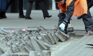 Депутат Рашкин попросил проверить качество работ по укладке тротуарной плитки в Москве