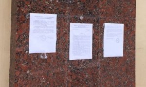 В Москве на здании штаба Навального появились листовки с требованием «покинуть помещение»