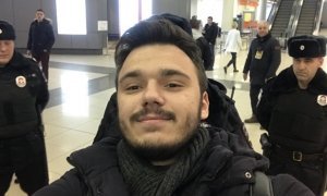 Ведущих эфира «Навальный Live» задержали по прилету в Россию