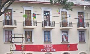 В Ростове в рамках подготовки к ЧМ-2018 на окнах аварийного здания нарисовали «счастливых горожан»