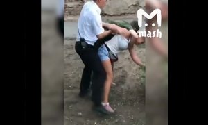 В Астрахани группа сотрудников полиции жестко задержала 16-летнюю девушку