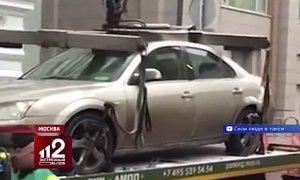 В Москве сотрудник парковочной службы помял крышу машины при ее эвакуации  