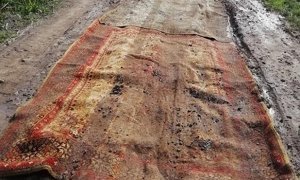 В Калужской области местные жители отремонтировали грунтовую дорогу коврами
