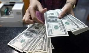 Финансовые аналитики посоветовали россиянам скупать доллары