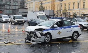 В центре Москвы полицейский автомобиль протаранил Audi правительства Бурятии