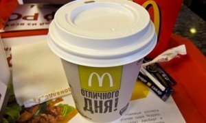 Москвич взыскал с ресторана «Макдоналдс» 320 тысяч рублей за пролитый кофе