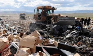 Жители Рузского района Подмосковья перекрыли въезд мусоровозов на временную свалку