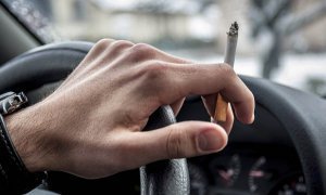 Российским водителям запретят курить за рулем, чтобы они не отвлекались