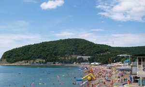 В Черном море около поселка Джубга перевернулся катамаран с туристами