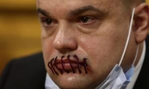Депутат ЗакСобрания Ленинградской области пришел на заседание с зашитым ртом
