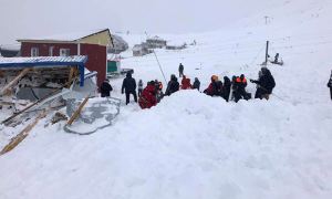 На горнолыжном курорте Домбай снежная лавина сошла на трассу и вагончики с прокатом
