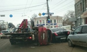 В Кирове «Лада Калина» упала с эвакуатора и повредила «Ягуар»