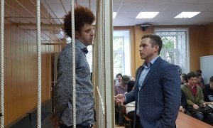 «Схватил полицейского за руку, причинил боль»