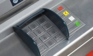 Банкам пригрозили отзывом лицензий за использование банкоматов, пропускающих фальшивки