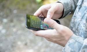 Российским военнослужащим запретят пользоваться смартфонами из-за утечки информации