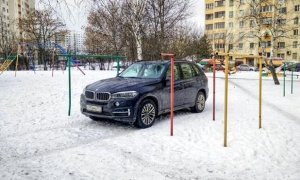 В Удмуртии суд разрешил парковать автомобили на детских площадках