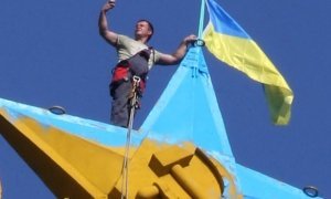 Суд оправдал фигурантов дела о раскраске звезды на Котельнической высотке в цвета украинского флага