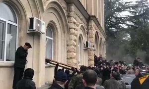 В Абхазии сторонники оппозиции пытались штурмом взять президентский дворец