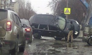 В Екатеринбурге неуклюжие эвакуаторщики уронили Porsche Cayenne