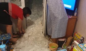 В Новосибирске коммунальщики при очистке крыши спровоцировали «снежную лавину» в одной из квартир