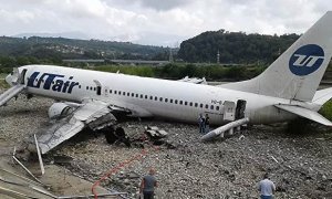 «ЮТэйр» обвинила сотрудников аэропорта Сочи в выкатывании своего самолета за пределы полосы