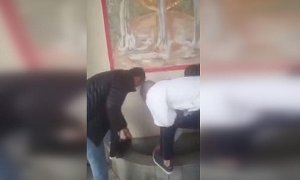 Молодые чеченцы помыли обувь в святом источнике у храма. Полиция проводит проверку
