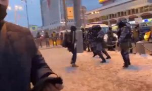 Ролик о нападении «участника митинга» на омоновцев с битой попросили распространять в Кремле