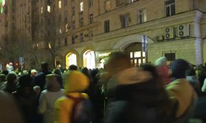 Депутаты Мосгордумы обвинили власти в создании давки из-за закрытия входа в метро 9 мая