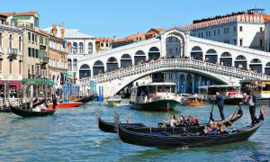 Мэр Венеции объявил охоту на серферов катающихся по главному каналу города