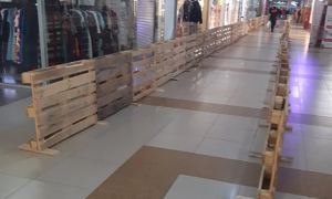 В Кургане в торговом центре установили заграждения для непривитых посетителей