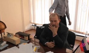 Задержанный за взятку иркутский чиновник пытался съесть улику на глазах у следователей