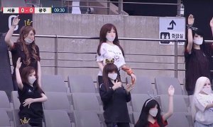 В Южной Корее вместо футбольных болельщиков на трибуны усадили секс-кукол