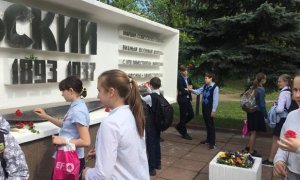 Московские школьники ко Дню Победы возложили цветы к памятнику Тухачевскому