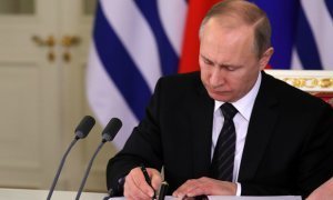 Владимир Путин с 1 октября повысит зарплату чиновникам и силовикам на 3%