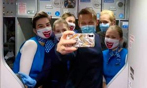Минтранс опроверг информацию о проверке бортпроводниц «Победы» из-за селфи с Навальным