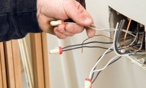 Общественная палата предложила ввести обязательные проверки электропроводки в квартирах
