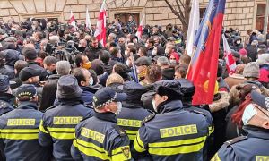 В центре Тбилиси начались столкновения между оппозицией и полицейскими