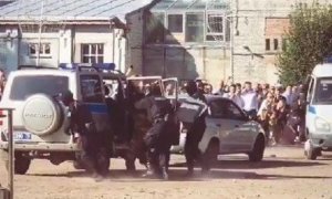 В Петербурге учащимся гимназии продемонстрировали «показательное» задержание человека бойцами ОМОНа