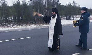 В Карелии священник окропил святой водой самые опасные участки дорог