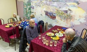 В Петербурге чиновники временно закрыли кафе, где бесплатно кормили пенсионеров