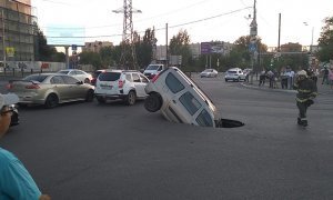 Глава Астраханской области извинился перед водителем, чья машина провалилась в яму