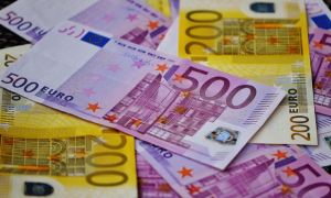Курс евро на торгах превысил отметку в 90 рублей