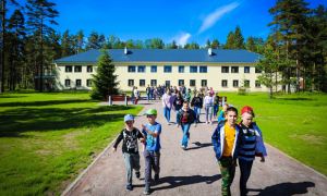 Россияне перестали бронировать путевки в детские лагеря из-за послания президента