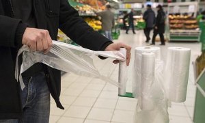 Совет по правам человека попросил власти разработать план по отказу от пластиковой упаковки